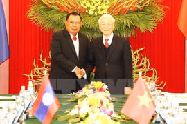 Máximo dirigente partidista de Vietnam conversa con secretario general de PPRL y presidente de Laos