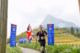 Maratonistas profesionales y aficionados compiten en carrera de montaña en Vietnam