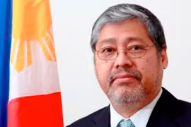 Presidente de Filipinas nombra a Enrique Manalo canciller interino