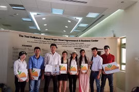 Estudiantes vietnamitas aprenden la agricultura avanzada de Israel 