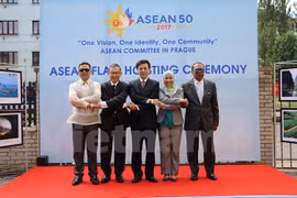 Izan bandera de ASEAN en Praga por aniversario 50 del bloque sudesteasiático