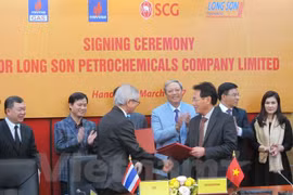 Firman contratos relacionados con grandes proyectos petroquímicos en Vietnam