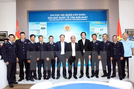 Premier examina actividades aduaneras en aeropuerto de Tan Son Nhat