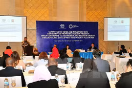 Altos funcionarios de APEC continúan debates sobre diversos temas