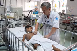 Médicos de Vietnam recaudan fondos para apoyar a niño camboyano