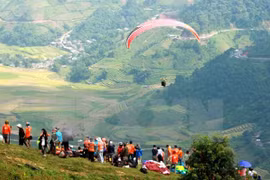 Reportan nutrida participación en festival de parapente en Yen Bai