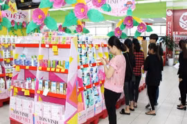 Vietnam celebra Día Nacional de la Mujer con exposición de pintura