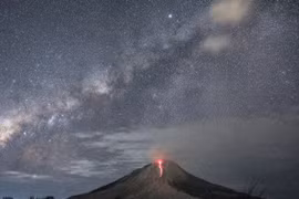 Volcán Sinabung entra en erupción en Indonesia