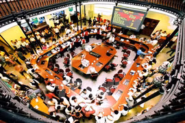 Realizan en Vietnam venta millonaria por desinversión de capital estatal en diferentes empresas 