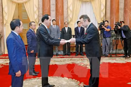 Presidente de Vietnam recibe a nuevos embajadores