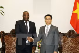 El viceprimer ministro Vu Duc Dam (D) recibe al ministro de Telecomunicaciones y Tecnologías Informáticas de Angola, José Carvalho da Rocha (Fuente: VNA)