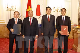 Los primeros ministros Nguyen Xuan Phuc y Shinzo Abe llegaron hoy a un consenso sobre las grandes fueron testigos del intercambio de 14 documentos firmados entre ministerios y agencias vietnamitas y japoneses