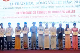 Entregan becas Odon Vallet a 193 alumnos en ciudad centrovietnamita Hue
