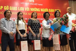 Escritores vietnamitas se reúnen con periodista cubana Marta Rojas