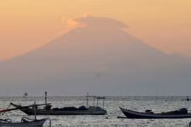 Indonesia eleva nivel de alerta del volcán en Bali