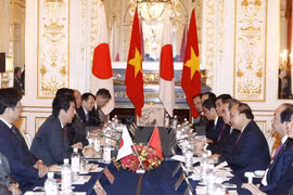 Los primeros ministros Nguyen Xuan Phuc y Shinzo Abe llegaron hoy a un consenso sobre las grandes orientaciones y medidas específicas para impulsar la asociación estratégica profunda y amplia Vietnam- Japón de una manera más integral, práctica y efectiva