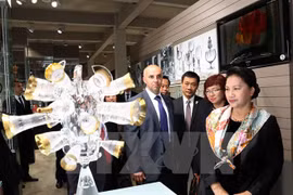 La presidenta de la Asamblea Nacional de Vietnam, Nguyen Thi Kim Ngan visita la compañía productora de cristal Moser (Fuente: VNA)