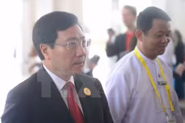 Canciller vietnamita dialoga con ministros de Noruega e Irlanda en marco del ASEM