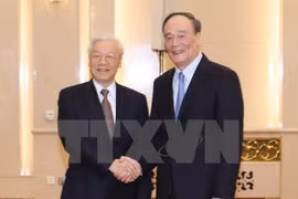 El secretario general del Partido Comunista de Vietnam, Nguyen Phu Trong, y Wang Qishan, secretario de la Comisión del Comité Central del Partido Comunista de China