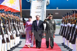 Premier vietnamita llega a Filipinas para XXX Cumbre de ASEAN 