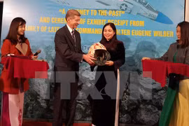 Reciben en Vietnam segunda entrega de memorias de guerra de expiloto de EE.UU.