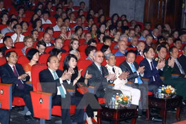 Premier de Vietnam asiste al programa artístico por centenario de la Revolución de Octubre