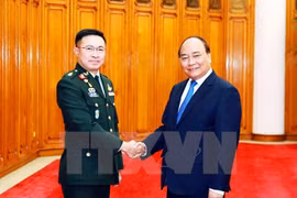 Premier de Vietnam recibe a comandante de fuerzas de defensa de ejército tailandés 