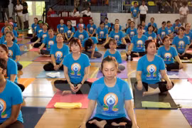 Ejercicio masivo de yoga atrae multitudes en Vietnam