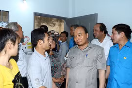Premier de Vietnam urge a mejorar calidad de vida de obreros