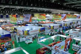 Feria comercial Vietnam- Laos favorece cooperación empresarial 
