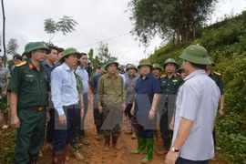 Dirigente del Gobierno dirige búsqueda de víctimas de deslizamiento de tierra en Hoa Binh