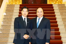  El primer ministro de Vietnam, Nguyen Xuan Phuc, y el ​alcande de Vientiane, Sinlavong Khoutphaythoune
