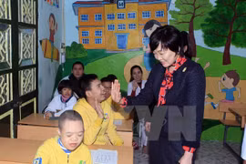 Dama de premier japonés visita hospital de Rehabilitación en Hanoi