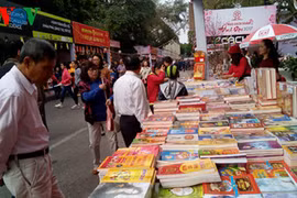 Abre puertas calle de libros en Hanoi