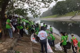 Jóvenes en Hanoi protegen medio ambiente en “Domingo verde”