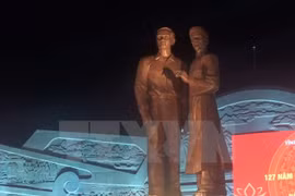 Develan en Vietnam monumento de Ho Chi Minh y su padre