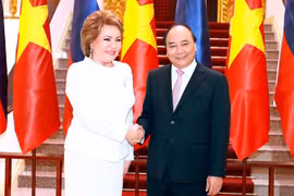 Primer ministro de Vietnam recibe a presidenta de Senado de Rusia