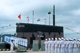 Premier de Vietnam asiste a izamiento de bandera en submarinos Kilo