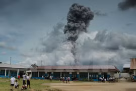 Entra en erupción volcán Sinabung en Indonesia 