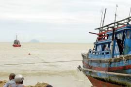 Rescatan a 10 pescadores vietnamitas accidentados en el mar nacional