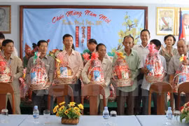 Entregan regalos a vietnamitas en condiciones difíciles en Camboya