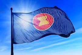 Laos y Camboya izan banderas de ASEAN en saludo al 50 aniversario de fundación del bloque