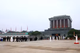 Diplomáticos de América Latina y Oriente Medio rinden homenaje al Presidente Ho Chi Minh