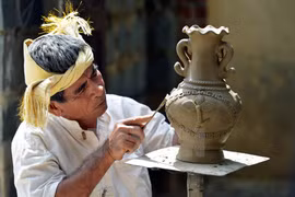 Exhiben productos de cerámica y brocado del pueblo Cham 