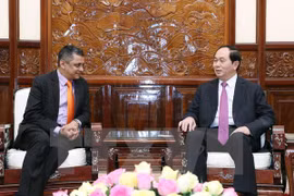 El presidente de Vietnam, Tran Dai Quang, y el director general del grupo indio TATA, Indronil Sengupta