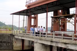Debaten medidas para reparación urgente de represa en lago Nui Coc en Thai Nguyen