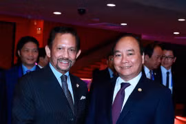 Premier de Vietnam y sultán de Brunei se reúnen en marco de Cumbre de ASEAN