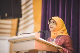 Extitular del Parlamento se convertirá en presidenta de Singapur