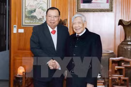 Máximo dirigente de Laos visita exsecretarios del Partido Comunista de Vietnam