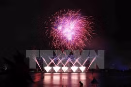 La luz de los fuegos artificiales ilumina la noche de Da Nang 